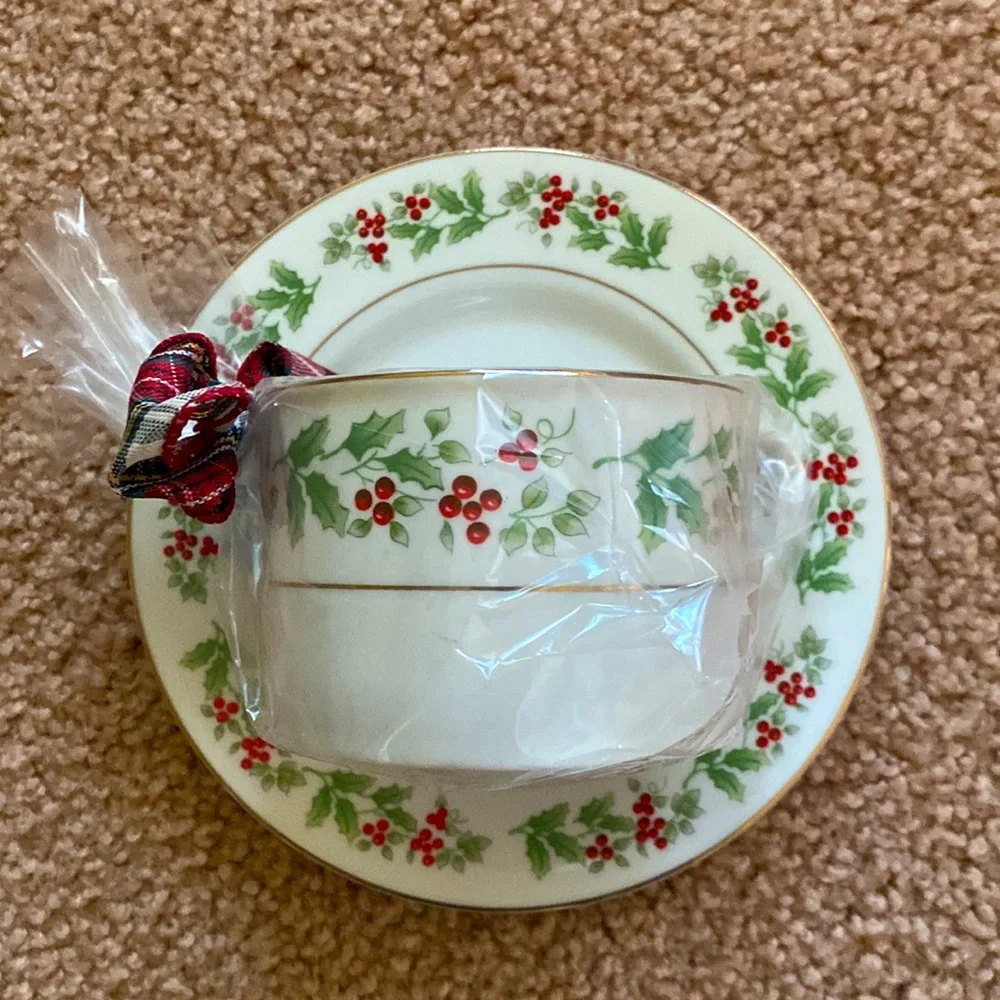 Gibson. Vintage holiday harmony design. Set of 4 teacups & saucers holly design.